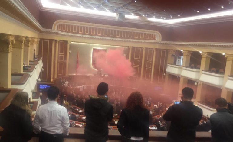 Video/ Salianji me tymuese në Kuvend, Balla: Masa dhe ndëshkime në Byro