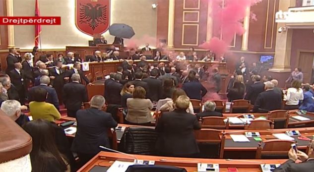 Zënka, sherre trup me trup, flakadanë, çizme e shumë momente pikante nga e hëna që lamë pas (VIDEO)