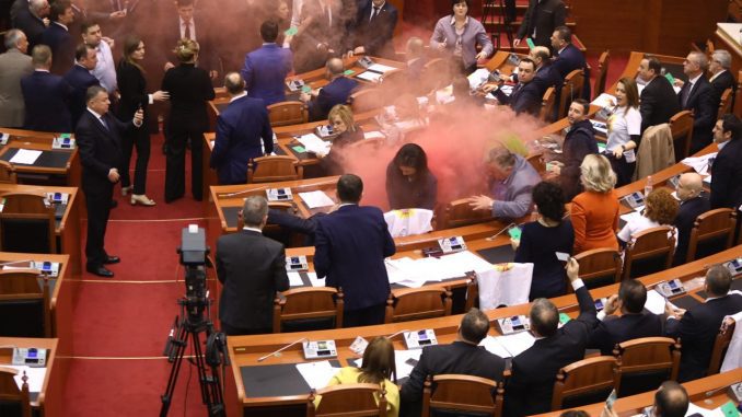“Parlamenti shqiptar, si një stadium me tifozë të këqij”. Artikulli denigrues i “La Stampa” për Shqipërinë