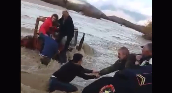 Pamje të frikshme nga Saranda/ Ja si u shpëtuan 3 persona që po i merrte rrjedha e lumit (VIDEO)