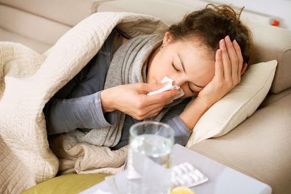 Luftoje gripin duke ngrënë, ja se si… (FOTO)