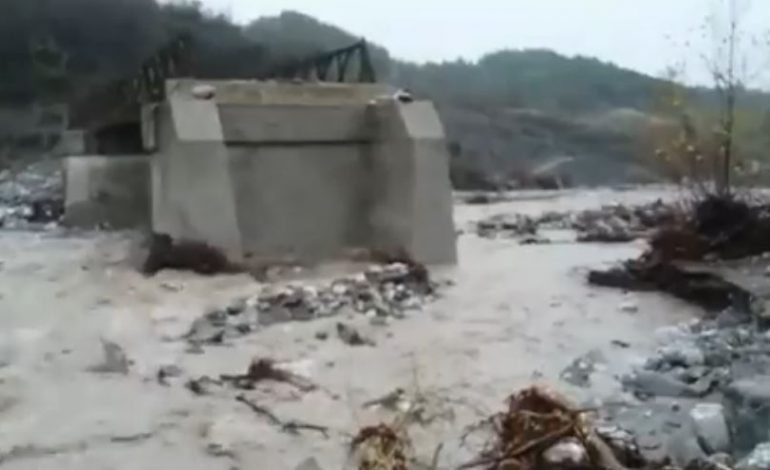 Situatë e rrezikshme në Zall Bastar/ Shembet ura dhe shtyllat elektrike (VIDEO)