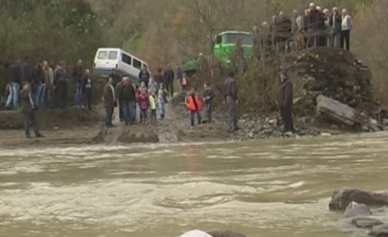 FOTO/ Shijak, shemben tre ura, izolohen banorët, 40 të evakuuar