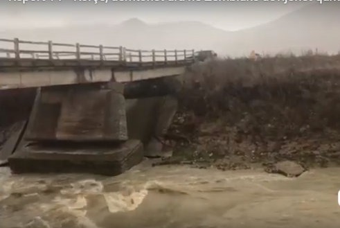 Moti i keq në Korçë, rrezikohet shembja e urës në Zemblak, devijohet qarkullimi