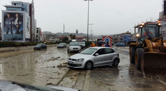 Çfarë ndodhi me përmbytjen në autostradën e Tiranës? Në rrugë gjendet dhe peshk (Foto)