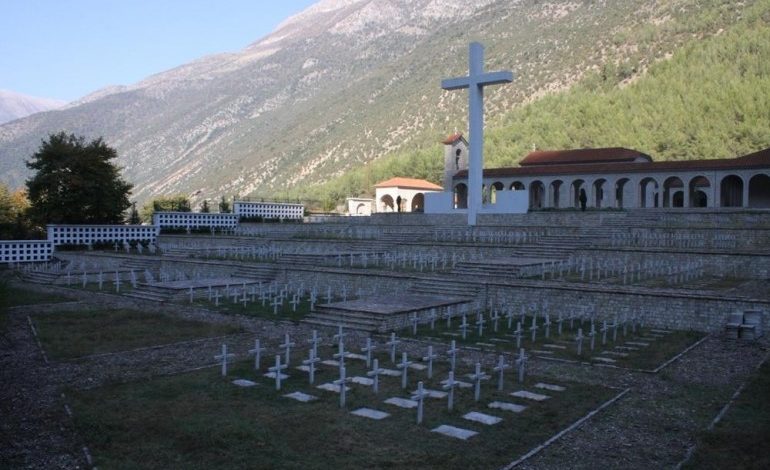 KONFIRMOHET MARRËVESHJA/ Firmoset përfundimisht dokumenti për zhvarrimin e eshtrave të ushtarëve grekë