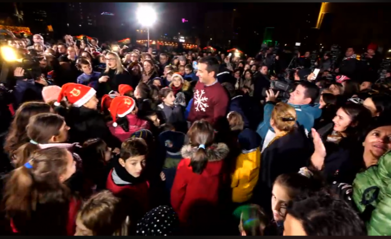 VIDEO/ Sheshi Skënderbej, ndizen dritat e pemës së Krishtlindjeve dhe Vitit të Ri