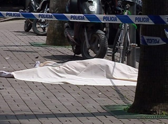 Ikën nga shtëpia, gruaja gjendet e vdekur poshtë një pallati. Dyshohet se është vetëvrarë