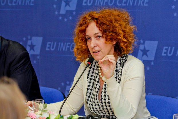 “Gëzuar Shqipëri”, ambasadorja Vlahutin uron në shqip për festat e fundvitit (VIDEO)