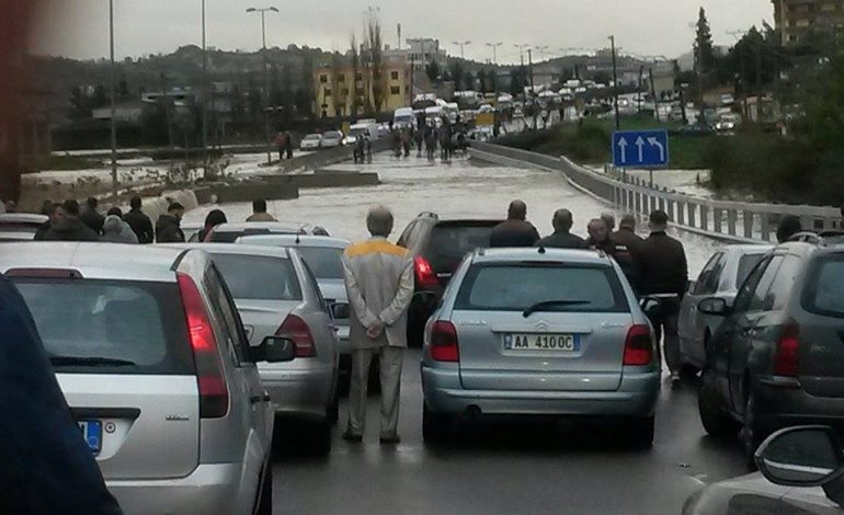 Moti i keq/ 10 autobusë në Gjirokastër të bllokuar që në 03:00 të mengjesit, qytetarët kërkojnë ndihmë