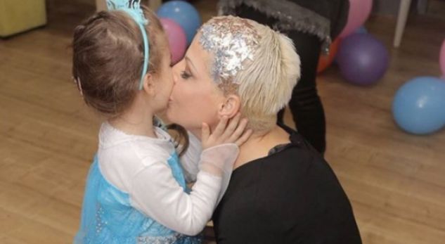 FOTO/ Aurela Gaçe letër prekëse vajzës së vogël: Pa merak zemra e mamit se…