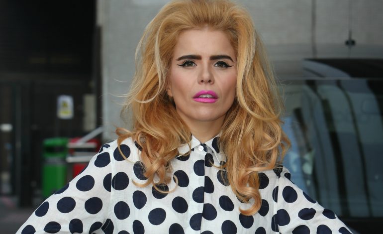 Moda “lara-lara” i bën gropën këngëtares britanike. Mediat e kryqëzojnë (FOTO)