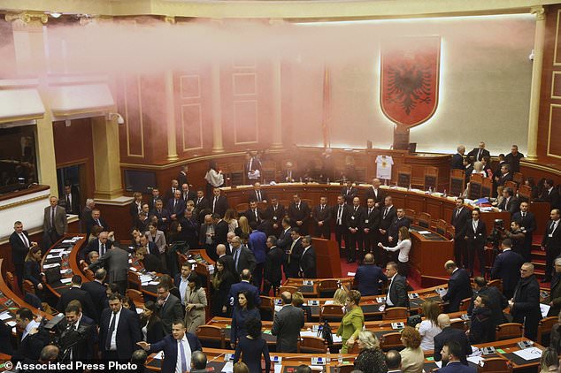 DOKUMENTI/ Nga Kryemadhi tek Salianji, ja për çfarë akuzohen 10 deputetët e PD-së, nga mazhoranca