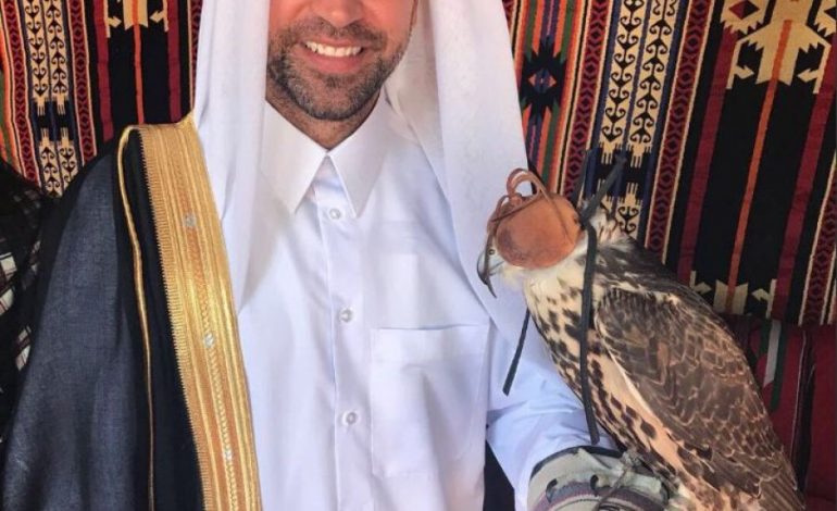 (FOTO) Karriera në Katar, Xavi vishet si sheikët arabë