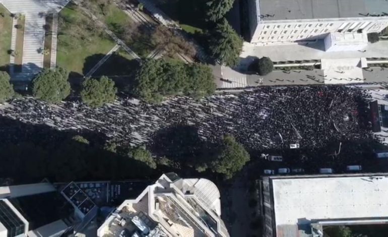PROTESTA/ Vjen reagimi i parë nga mazhoranca: Shqiptarët ju dhanë SHUPLAKËN e dytë… (FOTO)