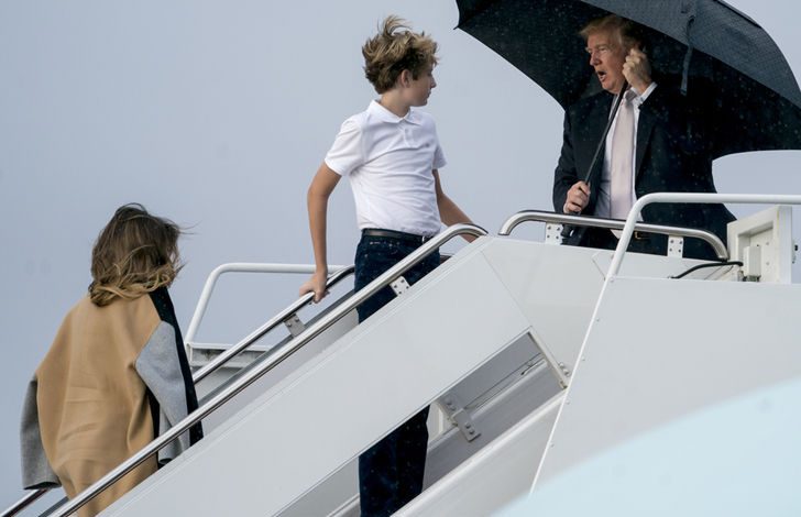 Kur TRUMP interesohet vetëm për flokët e tij! Mban çadrën për vete dhe lë…(FOTO)