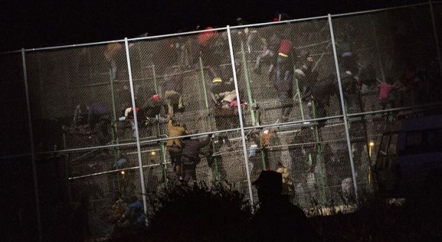 Emigrantët ‘sulmojnë’ enklavën spanjolle, kalojnë gardhin 6 metëra të lartë