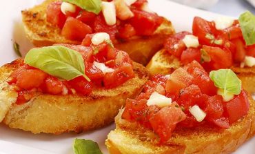 Si të përgatisni brusketa me domate dhe djathë