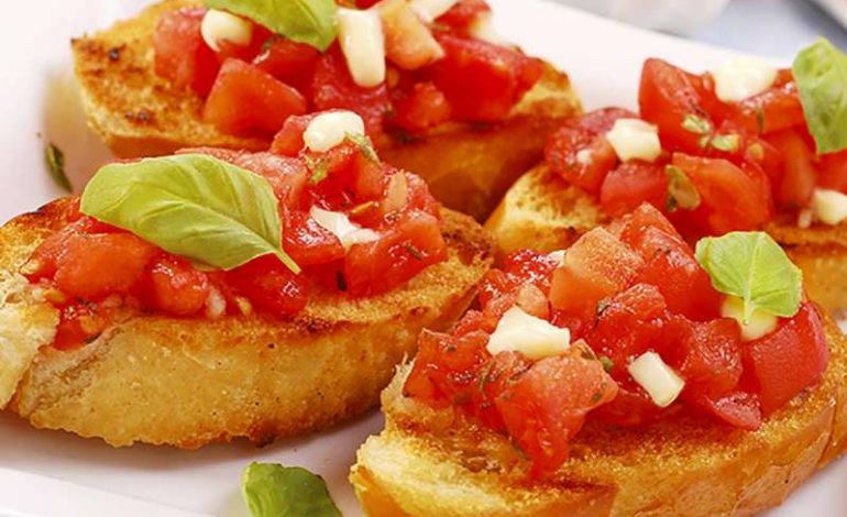 Si të përgatisni brusketa me domate dhe djathë