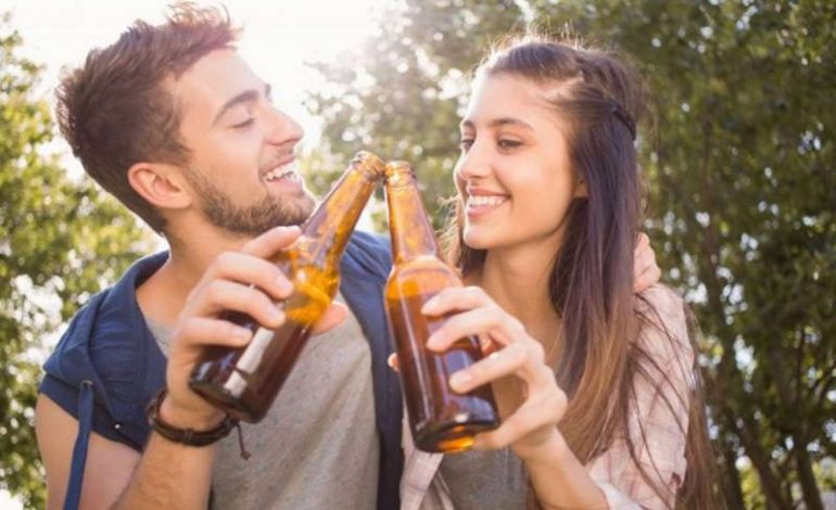 4 arsyet përse birra i bën më të mirë meshkujt në shtrat