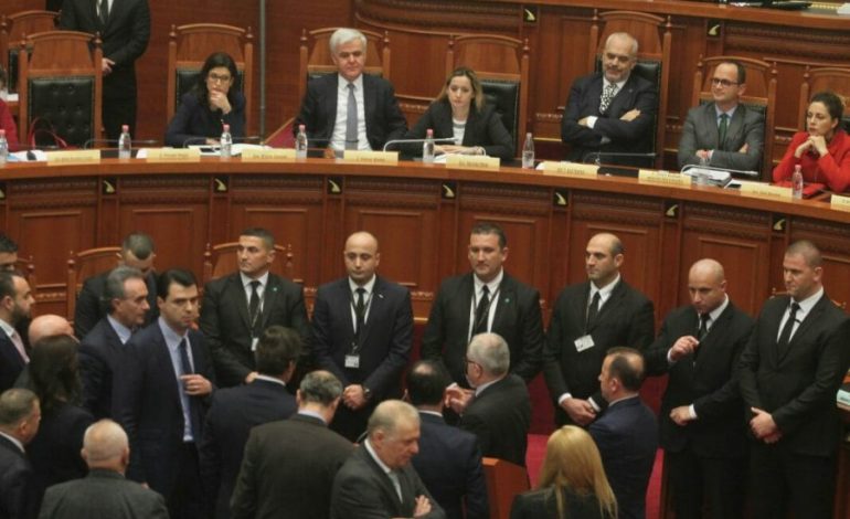 PARLAMENTI RIFILLON ME SHERR/ Ruçi nuk lejon Spahon të flasë, Basha bllokon FOLTOREN