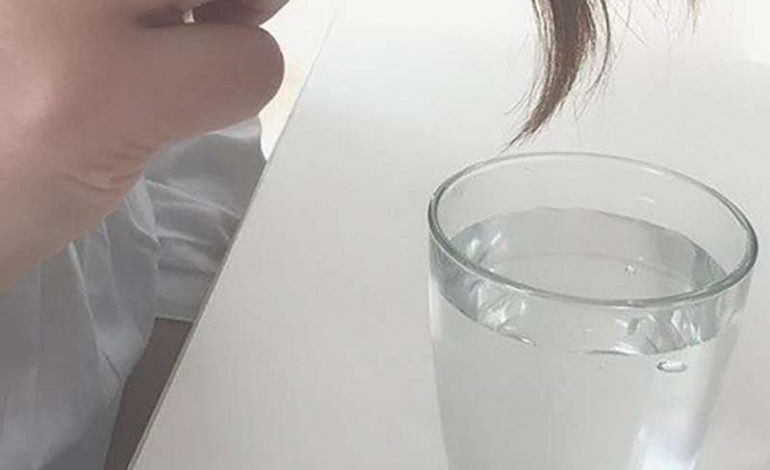 Provoni këtë test të thjeshtë me një gotë ujë dhe zbuloni sa të shëndetshëm janë flokët tuaj