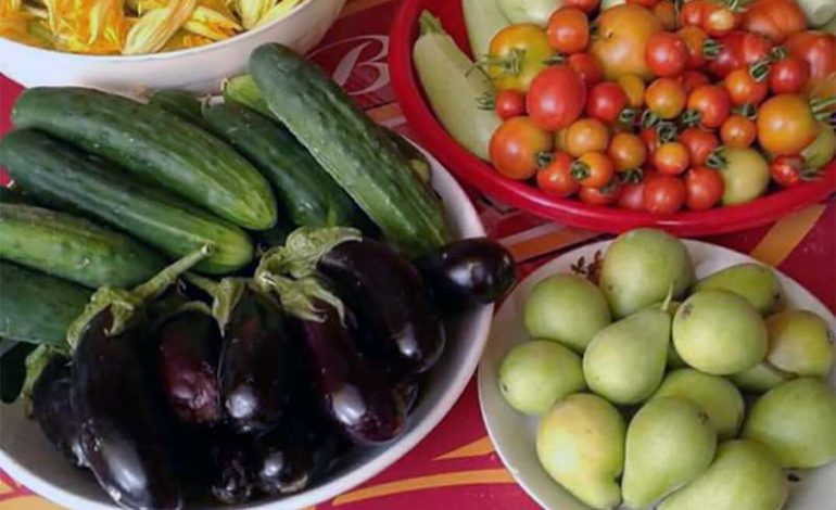 Një “udhëtim” në shtëpinë ku tradicionalja ulet këmbëkryq. Zahiretë e dimrit shkojnë deri në Kalabri!