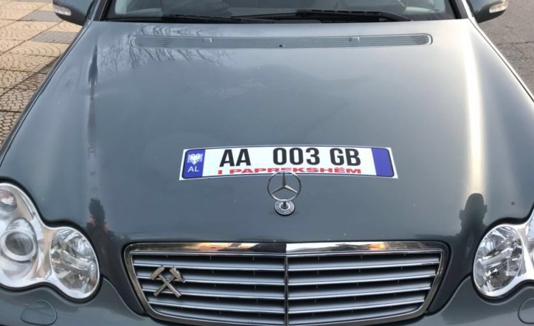 Ja si po vijnë PROTESTUESIT në Tiranë: Makinat me targat e “Audit” që Tahiri i shiti Habilajve (FOTO)
