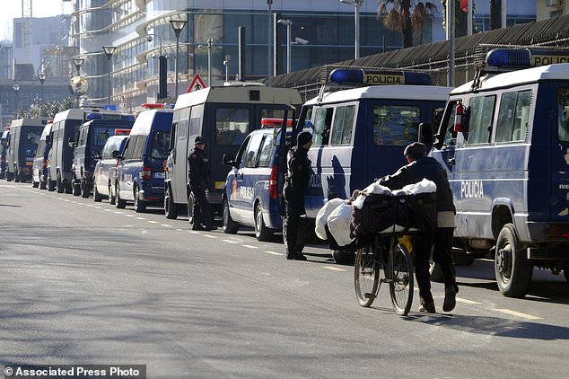 PROTESTA E SOTME/ Mediat e huaja: Mijëra në shesh kundër qeverisë. Njerëzit me banderola për kryeministrin (FOTO)
