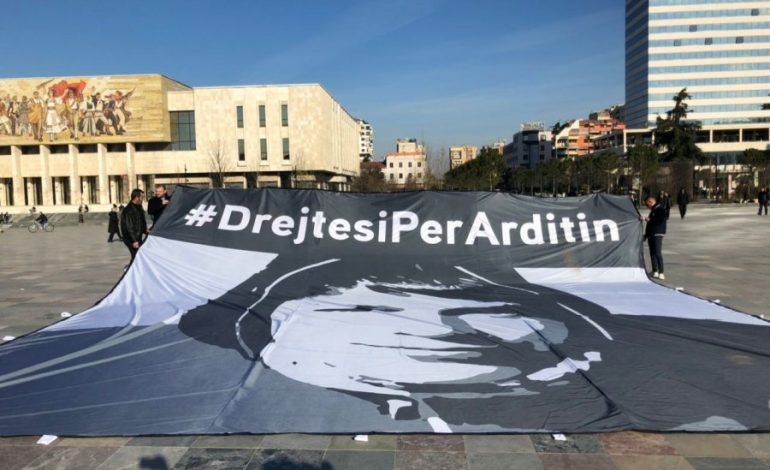 PROTESTA SOT/ “Drejtësi për Arditin”, OPOZITA banderolë 100 metra katrorë përpara Bashkisë (FOTO)