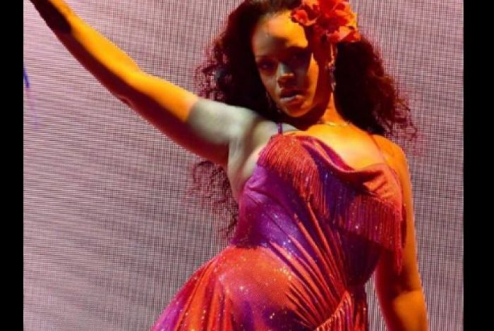 Çfarë i ka ndodhur Rihannës?! Fansat të shokuar: Jo, s’mund të jetë ajo (FOTO)