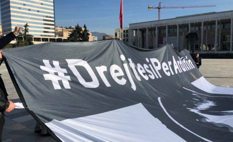 “DREJTËSI PËR ARDIT GJOKLAJN”/ Policia bashkiake heq pankartën 100 metra katror