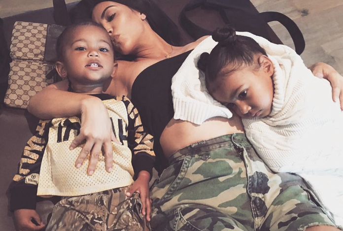 Saint, djali i Kim Kardashian shtrohet në spital pasi… (FOTO)