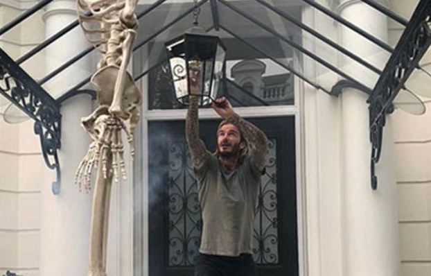 FOTO/ Hyni brenda vilës 36 mln Euro të familjes Beckham