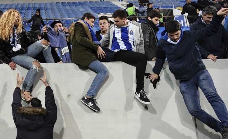 (FOTO-VIDEO) Ndërpritet ndeshja Estoril-Porto, panik për shembjen e stadiumit