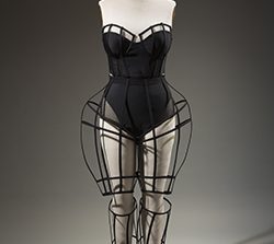 TRUPI IDEAL I FEMRËS/ Ekspozita në Muzeun e Modës. Ja si dukeshin linjat trupore të grave më përpara (FOTO)