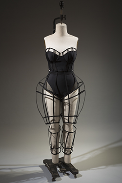 TRUPI IDEAL I FEMRËS/ Ekspozita në Muzeun e Modës. Ja si dukeshin linjat trupore të grave më përpara (FOTO)