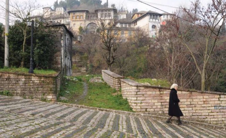 “Ç’të bën fëmija s’ta bën as Perëndia”, nëna denoncon djalin pas asaj që sheh kur vjen