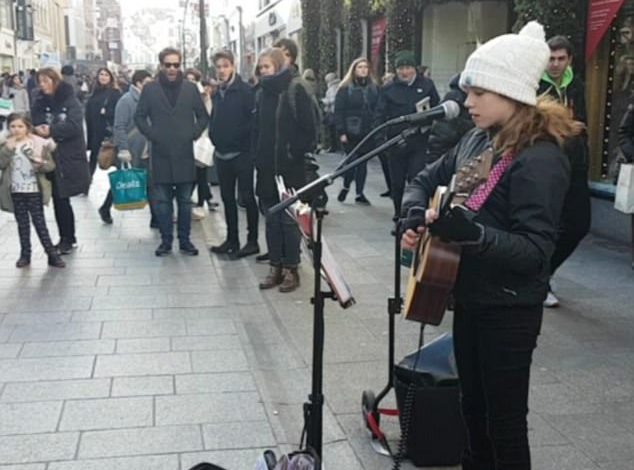 Del në rrugë për të kënduar! Njihuni me 12 vjeçaren e cila po konsiderohet si “Adele e ardhshme” (VIDEO)
