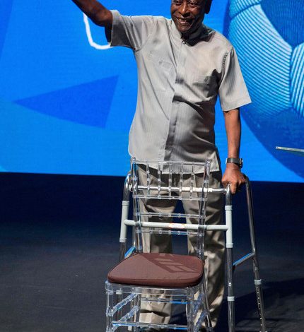(FOTO) Mbreti Pele, në këmbë falë mekanizmit me rrota