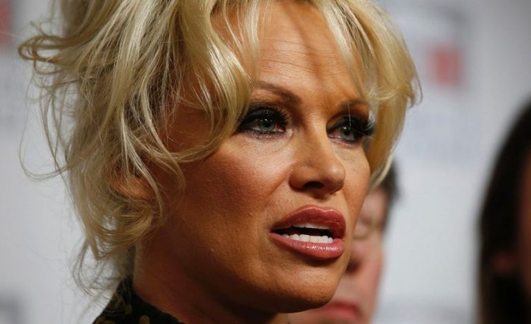 Pamela Anderson i ka ‘ndalur’ vitet! Duket shumë në formë (FOTO)