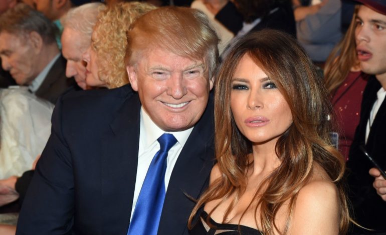 Kot nuk thonë “Burrë e grua, mish e thua”! Shihni si e ngacmon me bërryl Trumpi-n Melania (VIDEO)