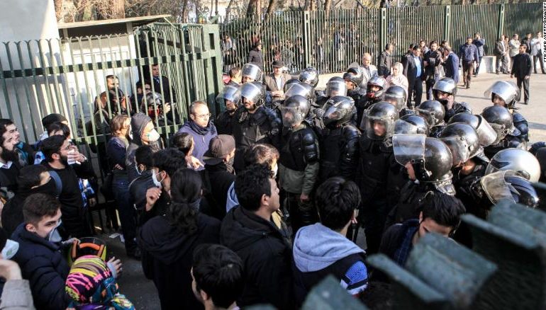 Ashpërsohen protestat kundër qeverisë në Iran. Qeveria: të mbyllen rrjetet sociale