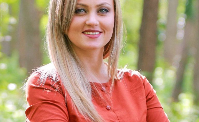 PROFIL: Bashkim Fino lë mandatin për FSHF. Njihuni me bukuroshen nga Fieri që e zëvëndëson (FOTO)