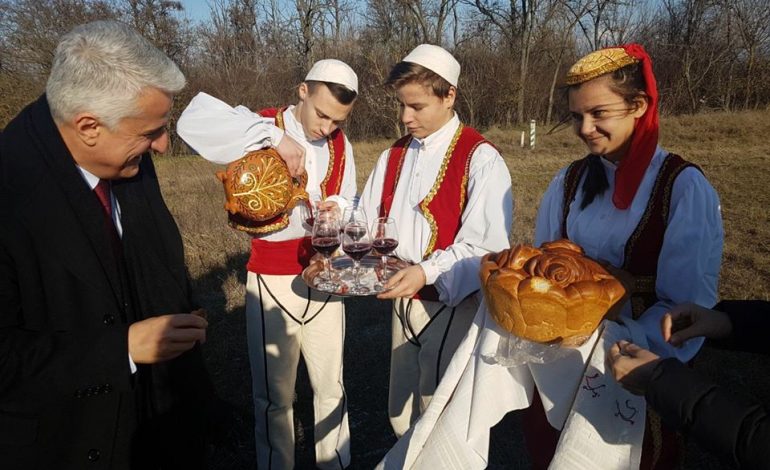 “Gjaku nuk bëhet ujë”, ja si e presin ministrin Majko shqiptarët e Ukrainës (FOTO)