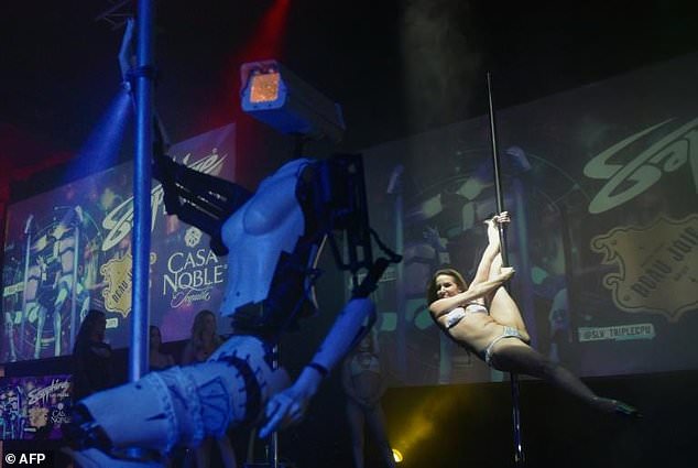 Las Vegasi vend i çudirave! Zëvendëson striptistet me… robotë (FOTO)