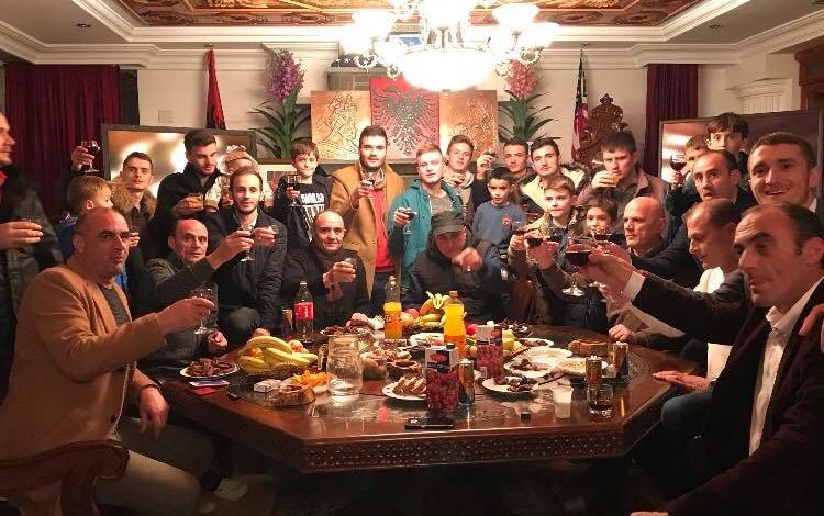 HISTORI NJEREZORE/ 7 vëllezërit shqiptarë që s’e humbën traditën! Viti i Ri i gjeti përsëri të bashkuar…
