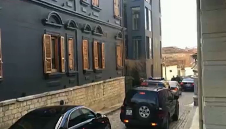 “Me makina të BLINDUARA dhe SIGURI të lartë”, këto janë momentet e Kotzias kur mbërriti në Korçë
