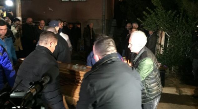 VRASJA/ Trupi i pajetë i Ivanoviçit dërgohet në selinë e partisë (FOTO)