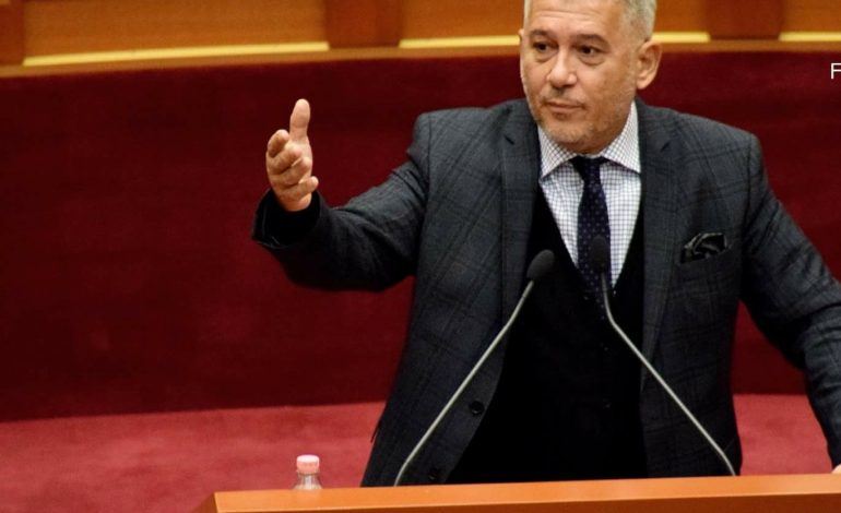 Edhe në KUVEND deputeti socialist ‘promovon’ librin/ Ja si e kalojnë dy KOLEGËT pushimin e seancës